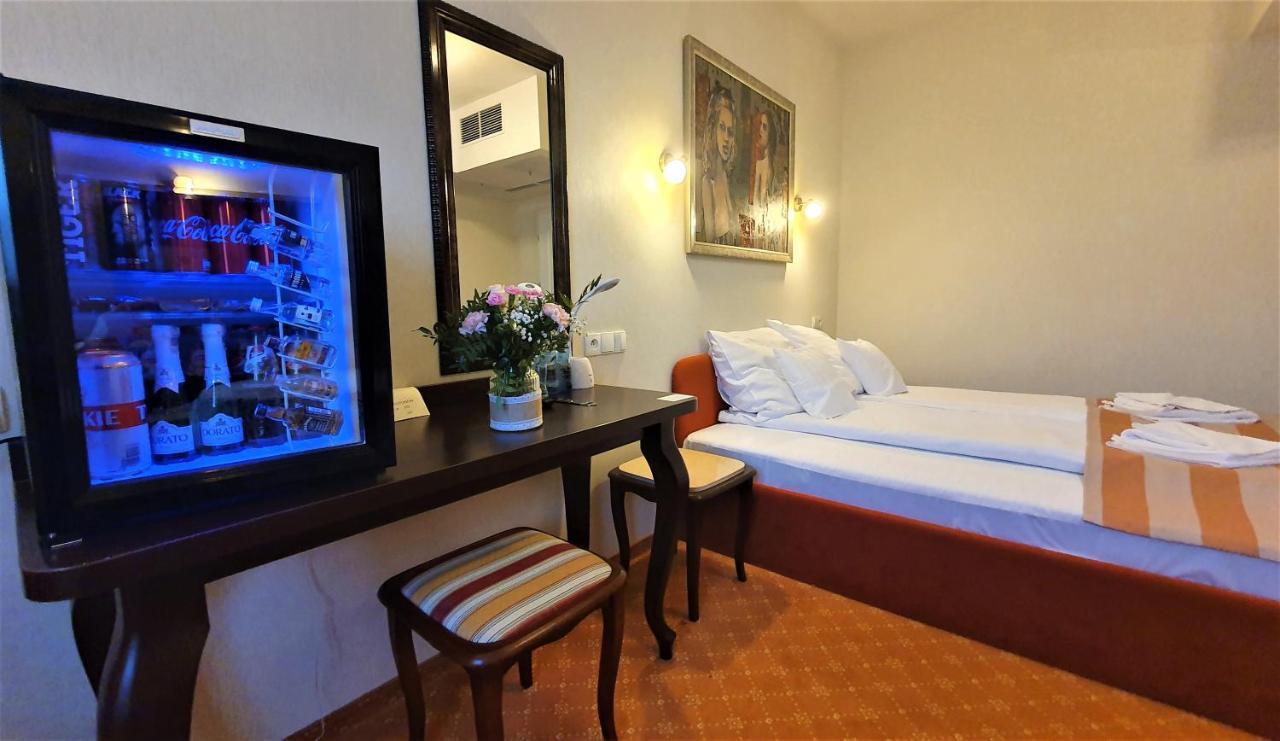 Dwor Maria Antonina Hotel Strzyzow Exterior photo